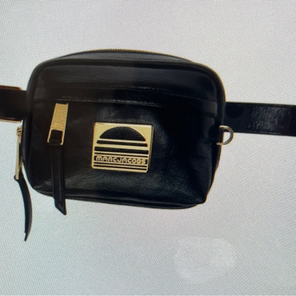 NWOT CLASSIC MARC JACOBS
Small Leather Waist Bag - Picture 4 of 4
